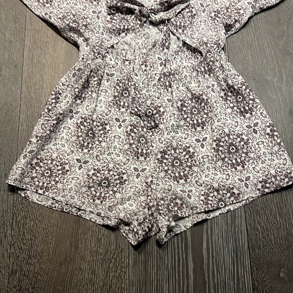 Honey Punch Tie-Front Romper. Size Medium - Picture 4 of 8